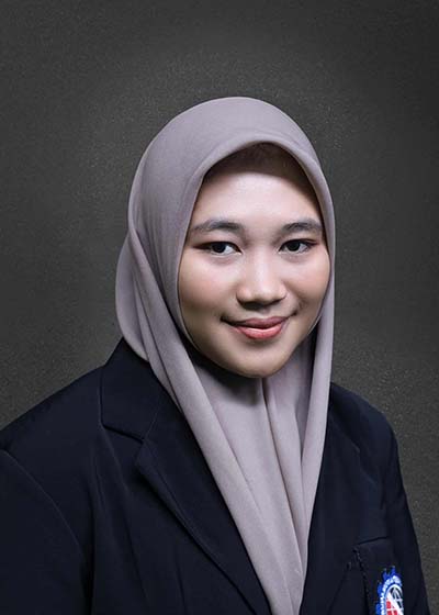 Penerima beasiswa Lia Putri Wardani